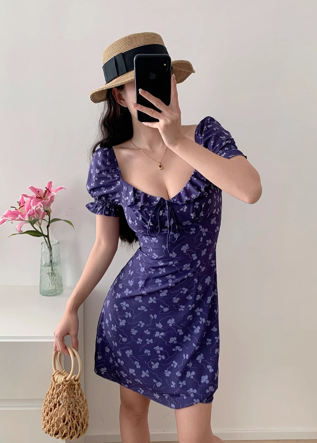 Vestido corto morado con estampado floral, escote cuadrado, mangas abullonadas y corte A ED01127