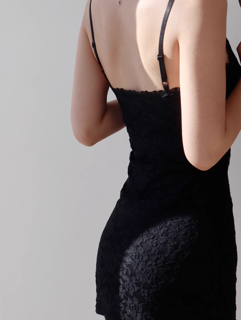 Vestido corto de encaje con tirantes finos ED01130