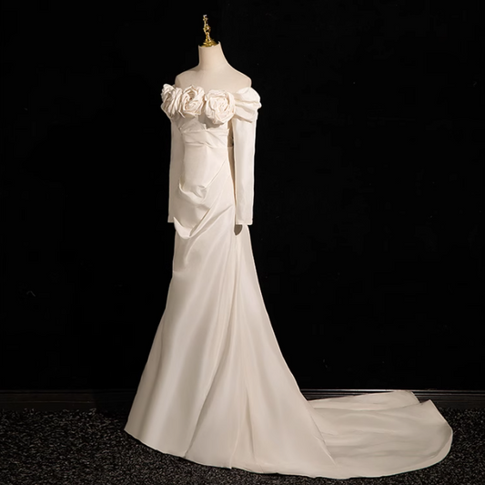 Vestido de fiesta largo de satén con hombros descubiertos y corte sirena en beige, vestido formal en beige ED01180