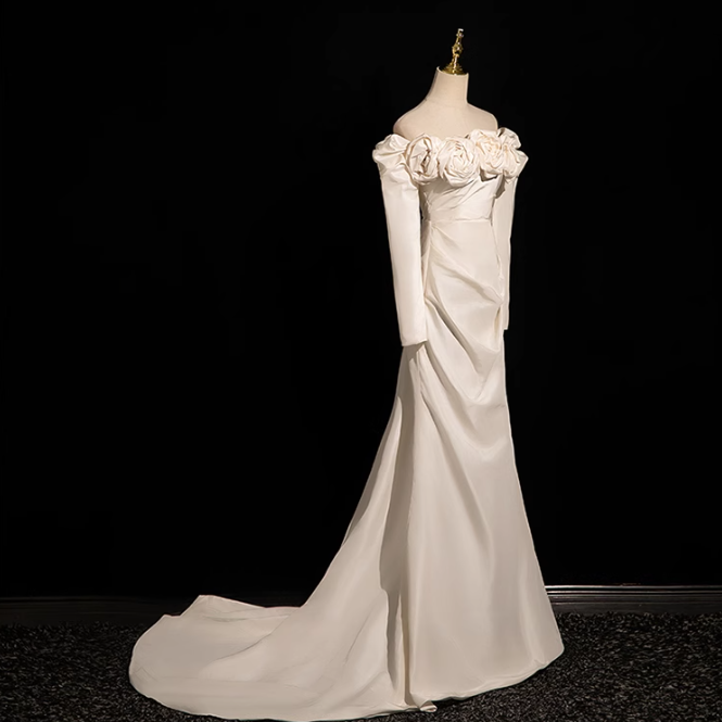 Vestido de fiesta largo de satén con hombros descubiertos y corte sirena en beige, vestido formal en beige ED01180