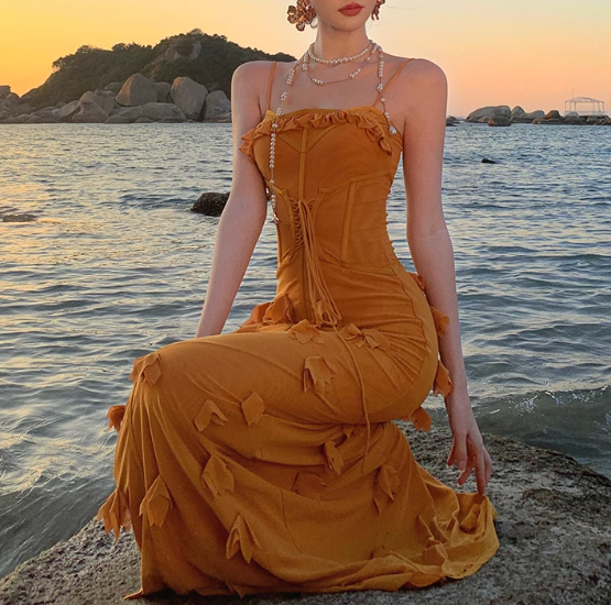 Vestido de fiesta largo con tirantes finos y flores 3D de sirena color caléndula ED01190