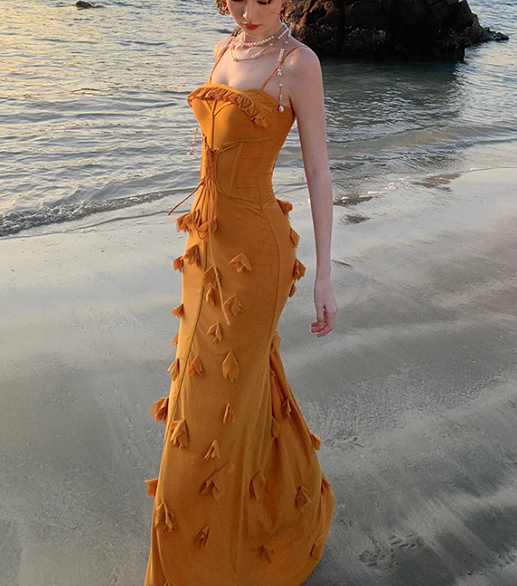 Vestido de fiesta largo con tirantes finos y flores 3D de sirena color caléndula ED01190