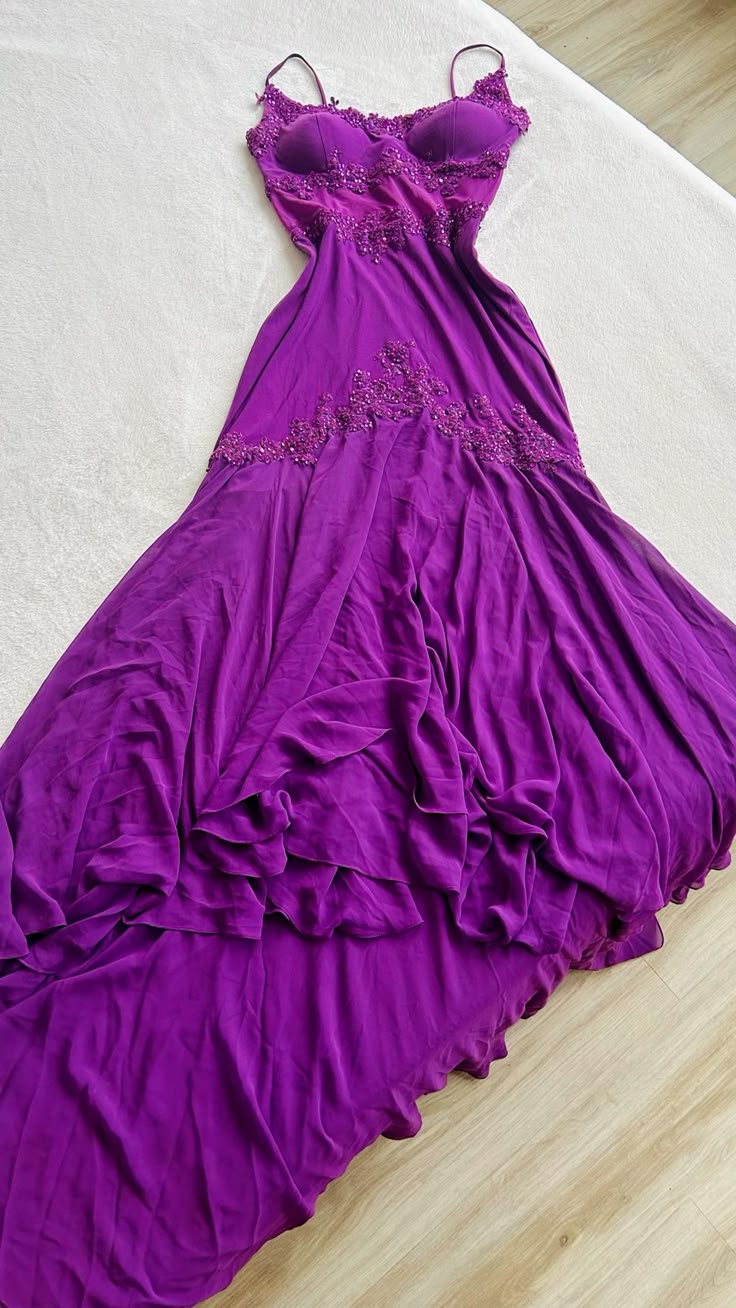 Vestido de fiesta vintage de gasa con tirantes finos color uva y cuentas ED01207