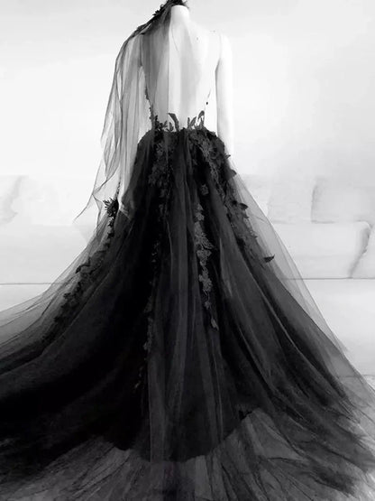 Vestido de novia negro de corte A con tul, apliques de encaje, sin mangas y con cola descubierta (ED01292)