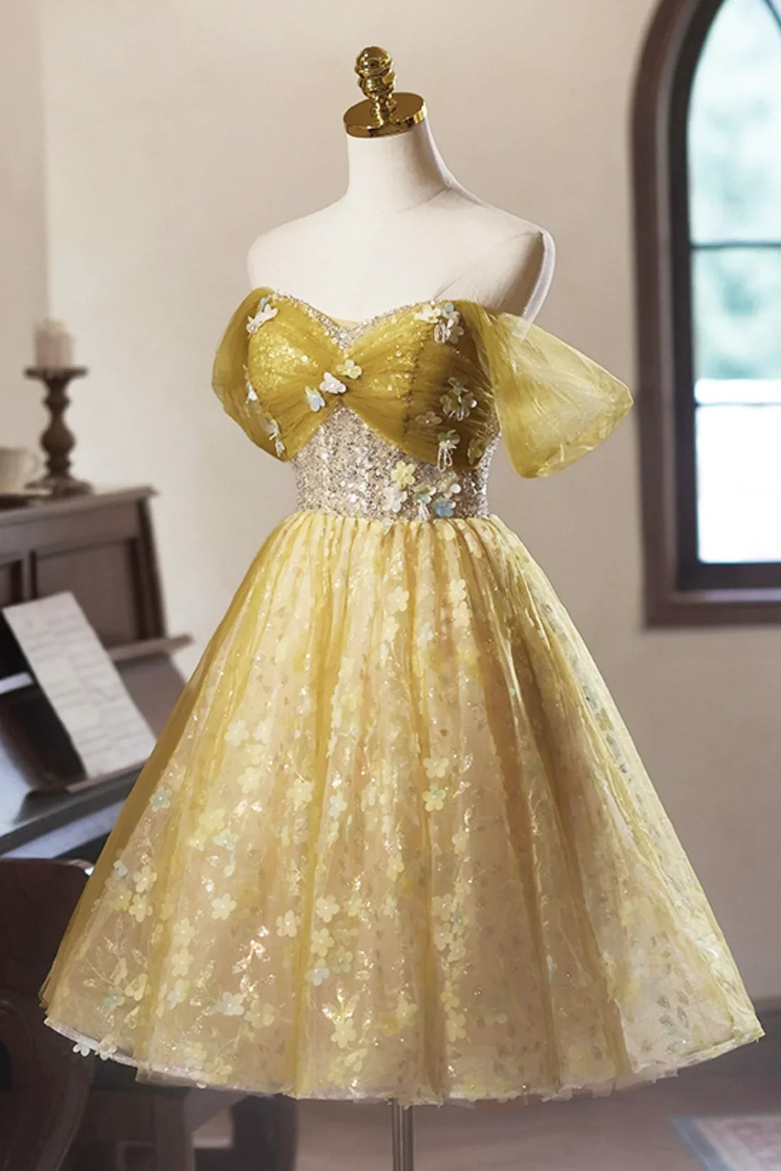 Vestido de fiesta de tul amarillo con flores, largo hasta la rodilla, corte A, hombros descubiertos, ED01324