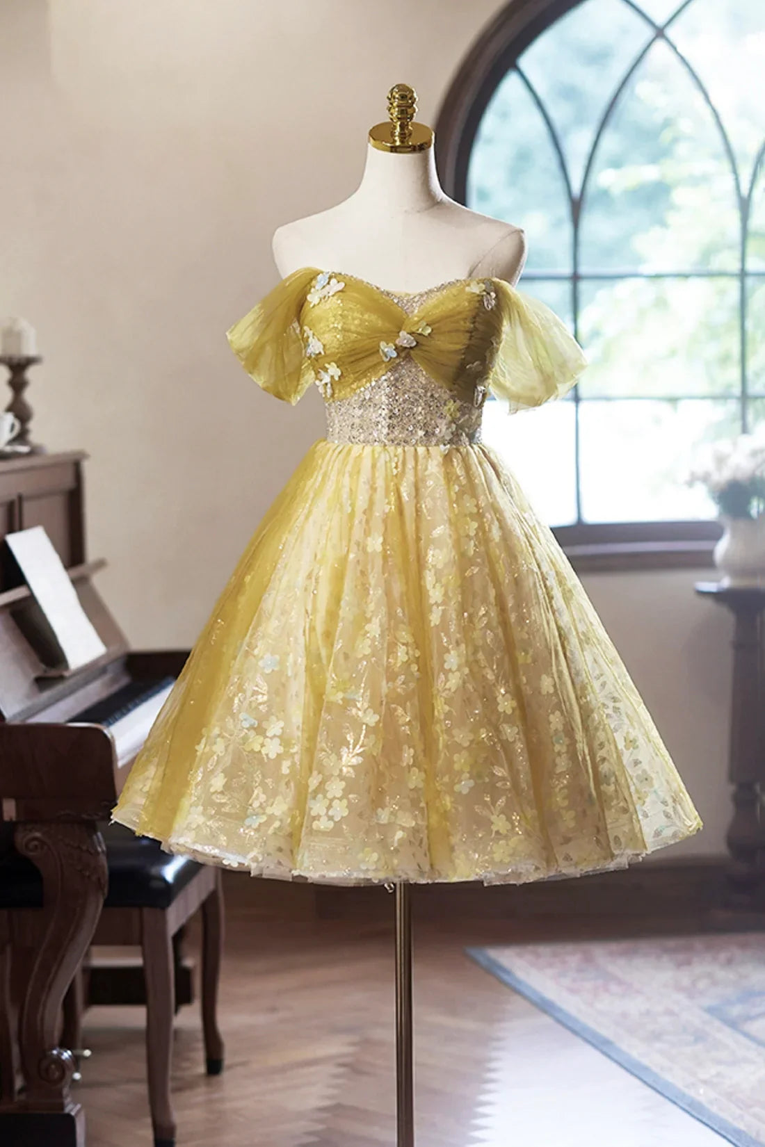Vestido de fiesta de tul amarillo con flores, largo hasta la rodilla, corte A, hombros descubiertos, ED01324