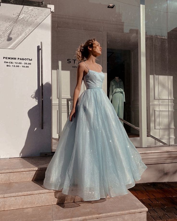 Vestido de fiesta largo sencillo de tul con tirantes finos en color azul cielo ED01397