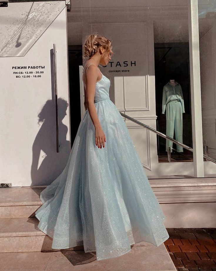 Vestido de fiesta largo sencillo de tul con tirantes finos en color azul cielo ED01397