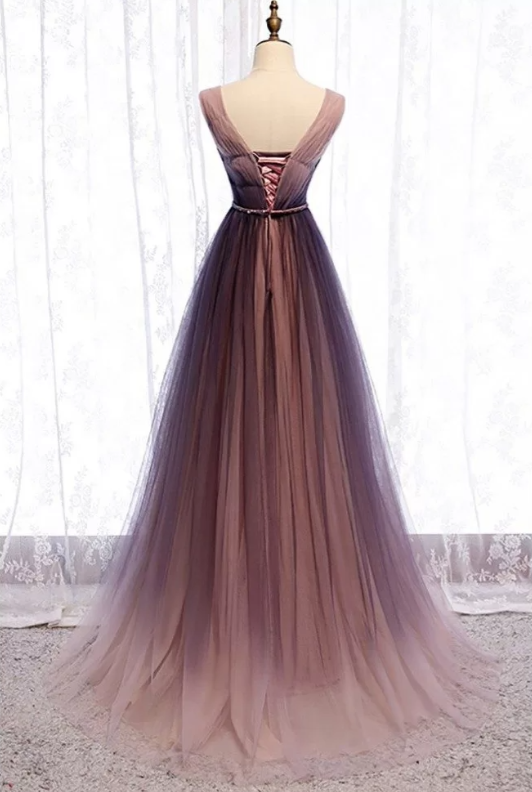 Vestido de fiesta formal de tul morado plisado con escote en V profundo y corte A, fluido, ED01412