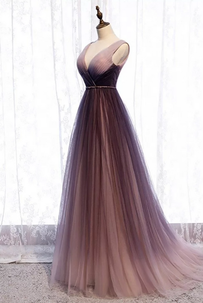 Vestido de fiesta formal de tul morado plisado con escote en V profundo y corte A, fluido, ED01412
