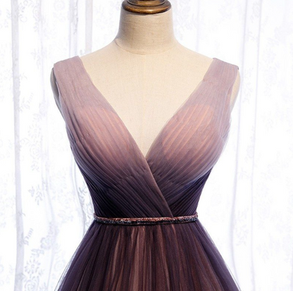 Vestido de fiesta formal de tul morado plisado con escote en V profundo y corte A, fluido, ED01412