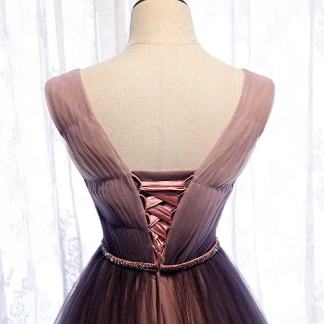 Vestido de fiesta formal de tul morado plisado con escote en V profundo y corte A, fluido, ED01412
