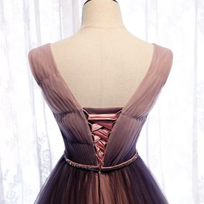 Vestido de fiesta formal de tul morado plisado con escote en V profundo y corte A, fluido, ED01412