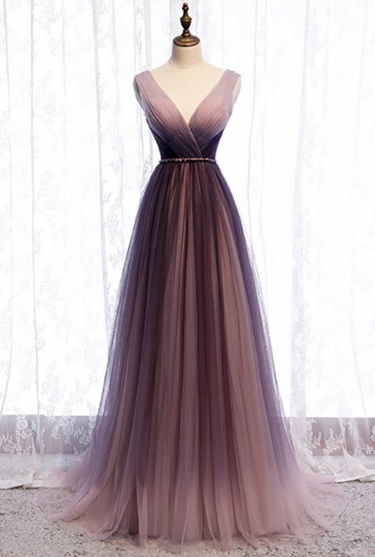 Vestido de fiesta formal de tul morado plisado con escote en V profundo y corte A, fluido, ED01412