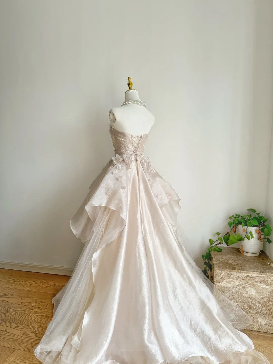 Vestidos de novia largos de satén y tul con corte en A en color rosa dulce, sin tirantes y con apliques ED01476