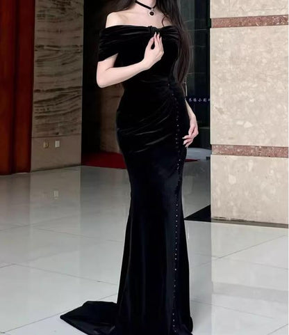 Vestido de fiesta largo de terciopelo con hombros descubiertos y corte sirena negro, elegante vestido de quinceañera ED01490