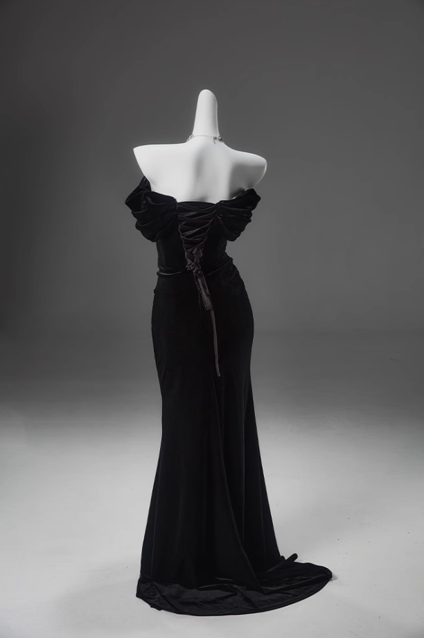 Vestido de fiesta largo de terciopelo con hombros descubiertos y corte sirena negro, elegante vestido de quinceañera ED01490