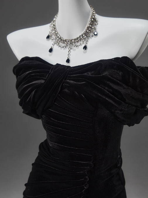 Vestido de fiesta largo de terciopelo con hombros descubiertos y corte sirena negro, elegante vestido de quinceañera ED01490
