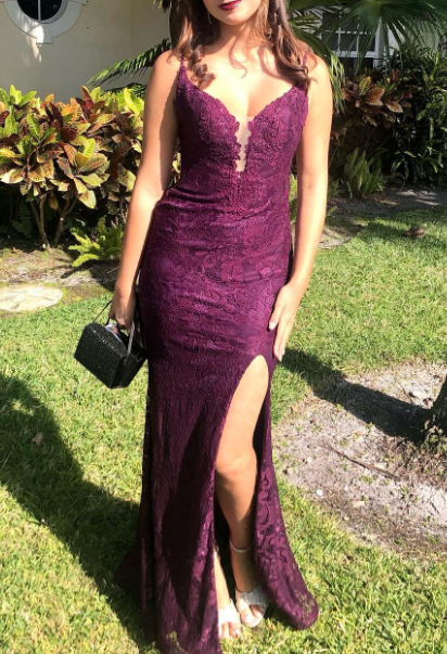 Elegante vestido formal de corte sirena por menos de $170💜 Vestido de fiesta largo sin espalda con apliques y tirantes finos en color uva y abertura ED01559