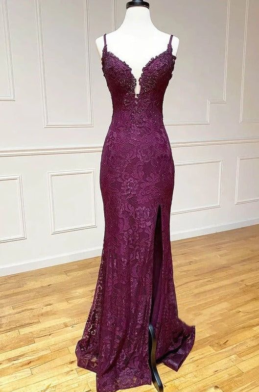Elegante vestido formal de corte sirena por menos de $170💜 Vestido de fiesta largo sin espalda con apliques y tirantes finos en color uva y abertura ED01559