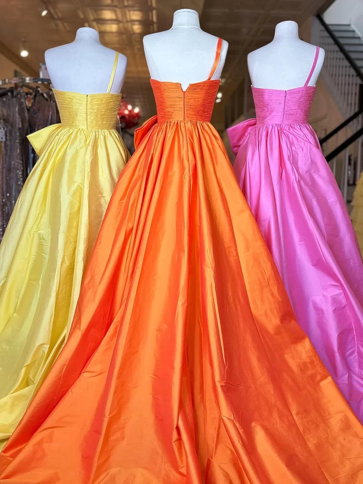 Vestido de fiesta largo de satén con un solo hombro y lazo ED01562