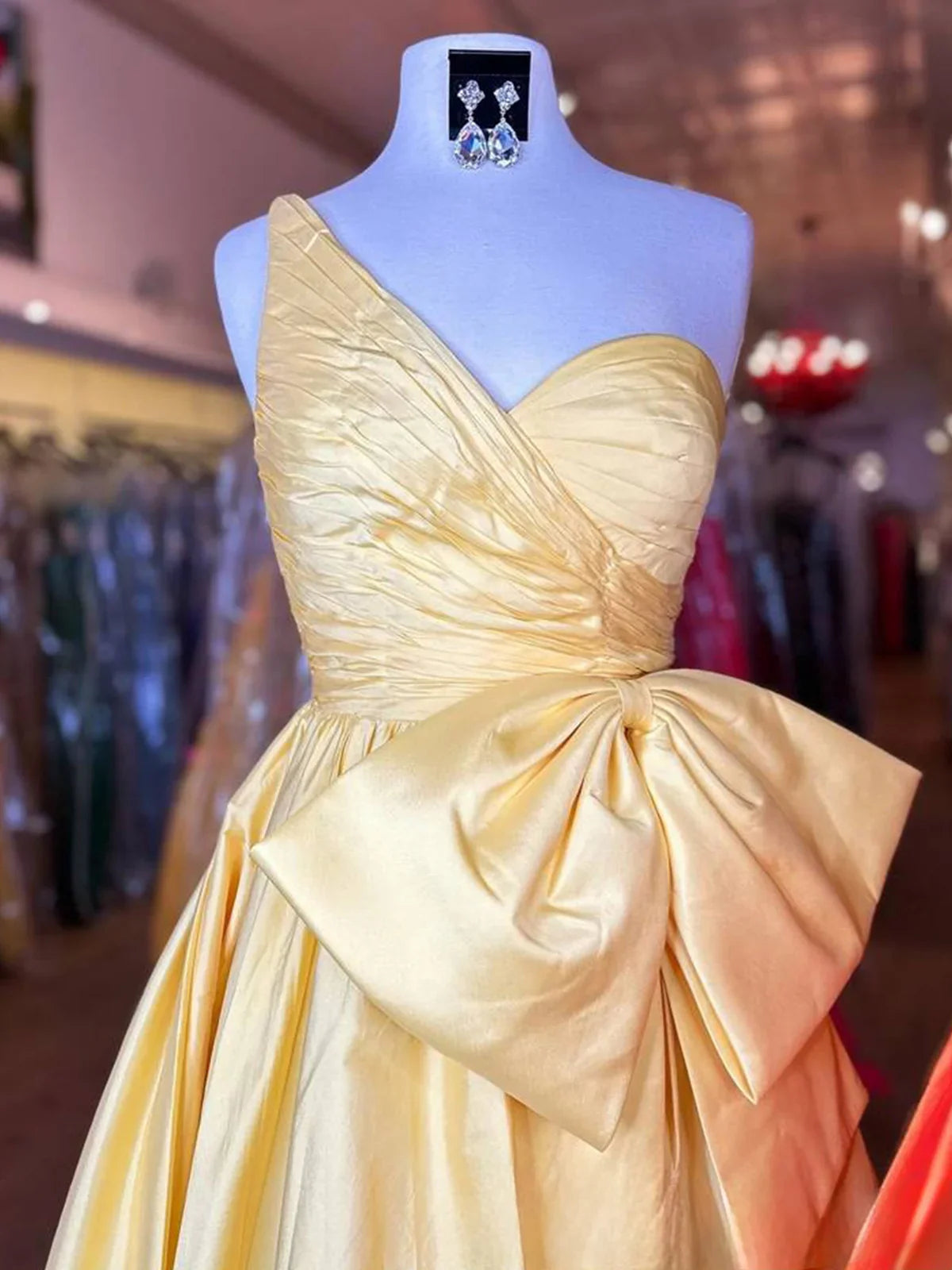 Vestido de fiesta largo de satén con un solo hombro y lazo ED01562