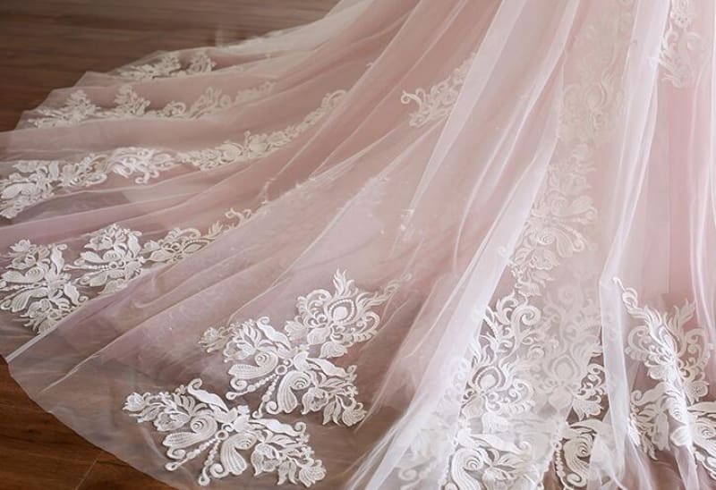 Vestido de novia rosa de corte A con tirantes finos, tul, cuentas y apliques, ED01622