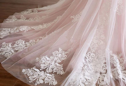 Vestido de novia rosa de corte A con tirantes finos, tul, cuentas y apliques, ED01622