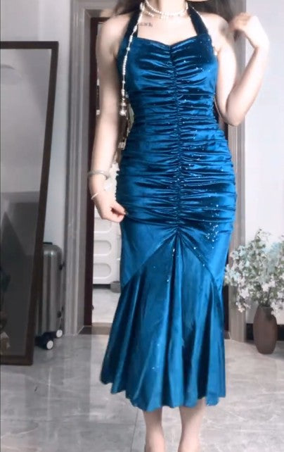 Elegante vestido de fiesta de satén azul plisado con espalda descubierta y corte sirena para cumpleaños ED01833