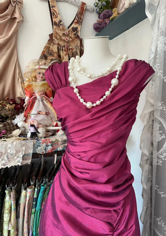 Precioso vestido de fiesta de satén plisado con escote irregular y corte sirena en rosa oscuro (ED01862)