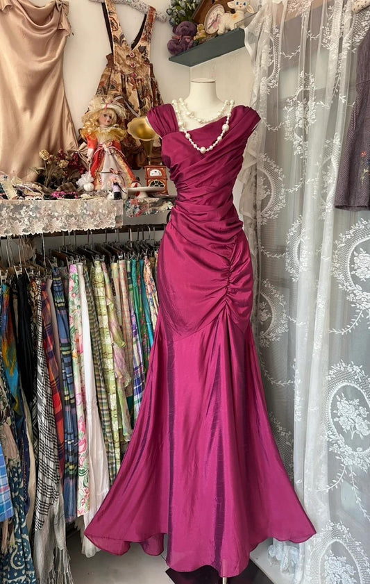 Precioso vestido de fiesta de satén plisado con escote irregular y corte sirena en rosa oscuro (ED01862)