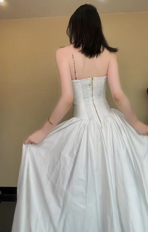Elegante vestido de dama de honor blanco de satén plisado, sin tirantes, corte A, con espalda descubierta y abertura ED02010