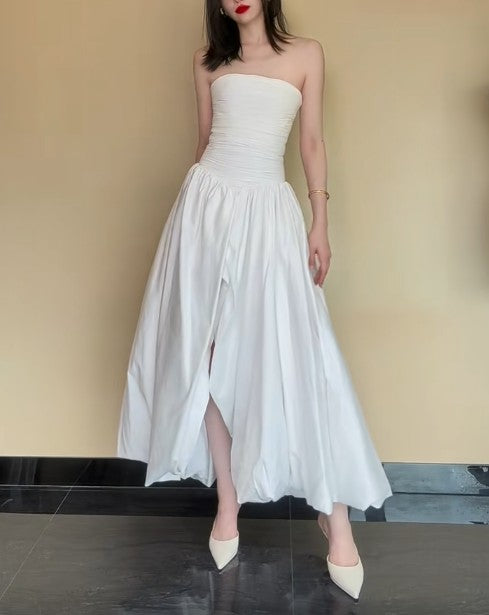 Elegante vestido de dama de honor blanco de satén plisado, sin tirantes, corte A, con espalda descubierta y abertura ED02010