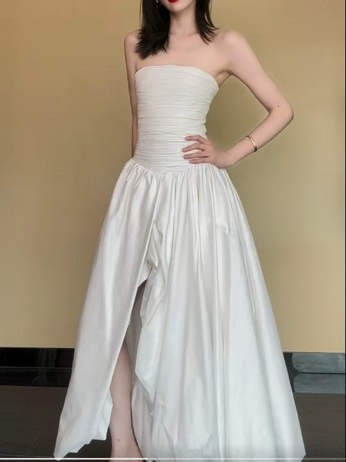 Elegante vestido de dama de honor blanco de satén plisado, sin tirantes, corte A, con espalda descubierta y abertura ED02010