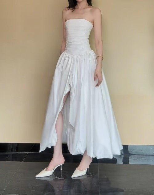Elegante vestido de dama de honor blanco de satén plisado, sin tirantes, corte A, con espalda descubierta y abertura ED02010