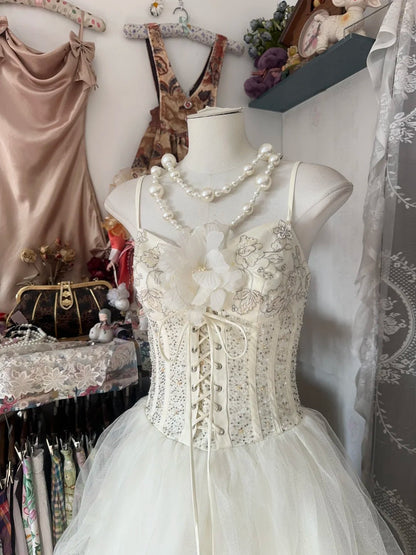Vestido de novia clásico en blanco roto con tirantes finos, corte A y capas de tul ED02088