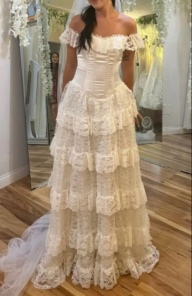 Elegante vestido de novia blanco de tul con hombros descubiertos y encaje, corte A, ED02101