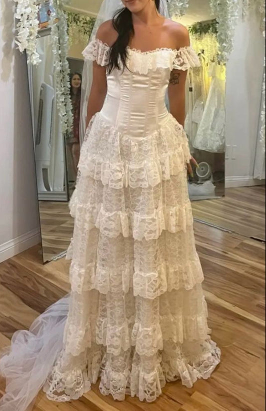 Elegante vestido de novia blanco de tul con hombros descubiertos y encaje, corte A, ED02101