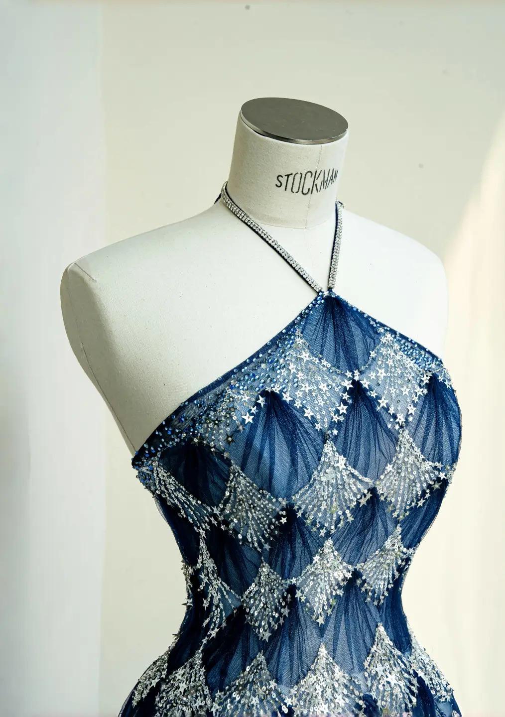 Vestido de novia largo de tul con lentejuelas y cuello halter en azul océano, estilo elegante, ED02111