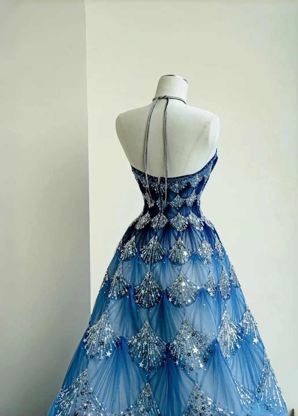 Vestido de novia largo de tul con lentejuelas y cuello halter en azul océano, estilo elegante, ED02111