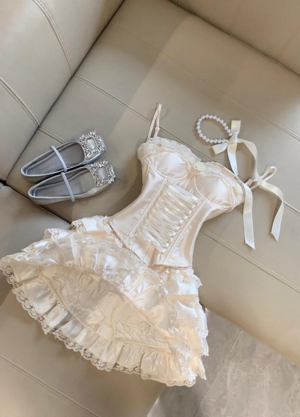 Vestido de fiesta corto de satén con tirantes finos y encaje de estilo princesa. Bonito vestido de fiesta de dos piezas en línea A ED02124