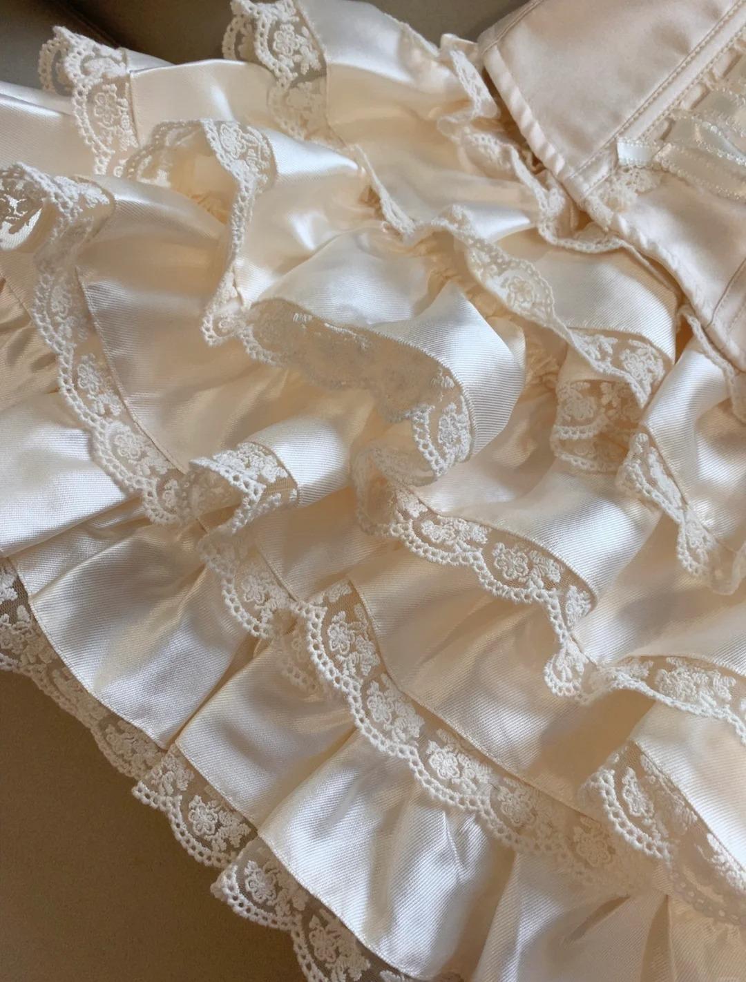 Vestido de fiesta corto de satén con tirantes finos y encaje de estilo princesa. Bonito vestido de fiesta de dos piezas en línea A ED02124