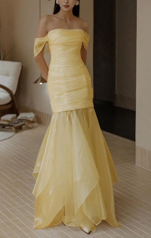 Hermoso vestido de noche amarillo largo de sirena sin tirantes y hombros descubiertos ED02158