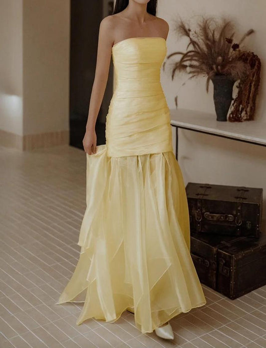 Hermoso vestido de noche amarillo largo de sirena sin tirantes y hombros descubiertos ED02158