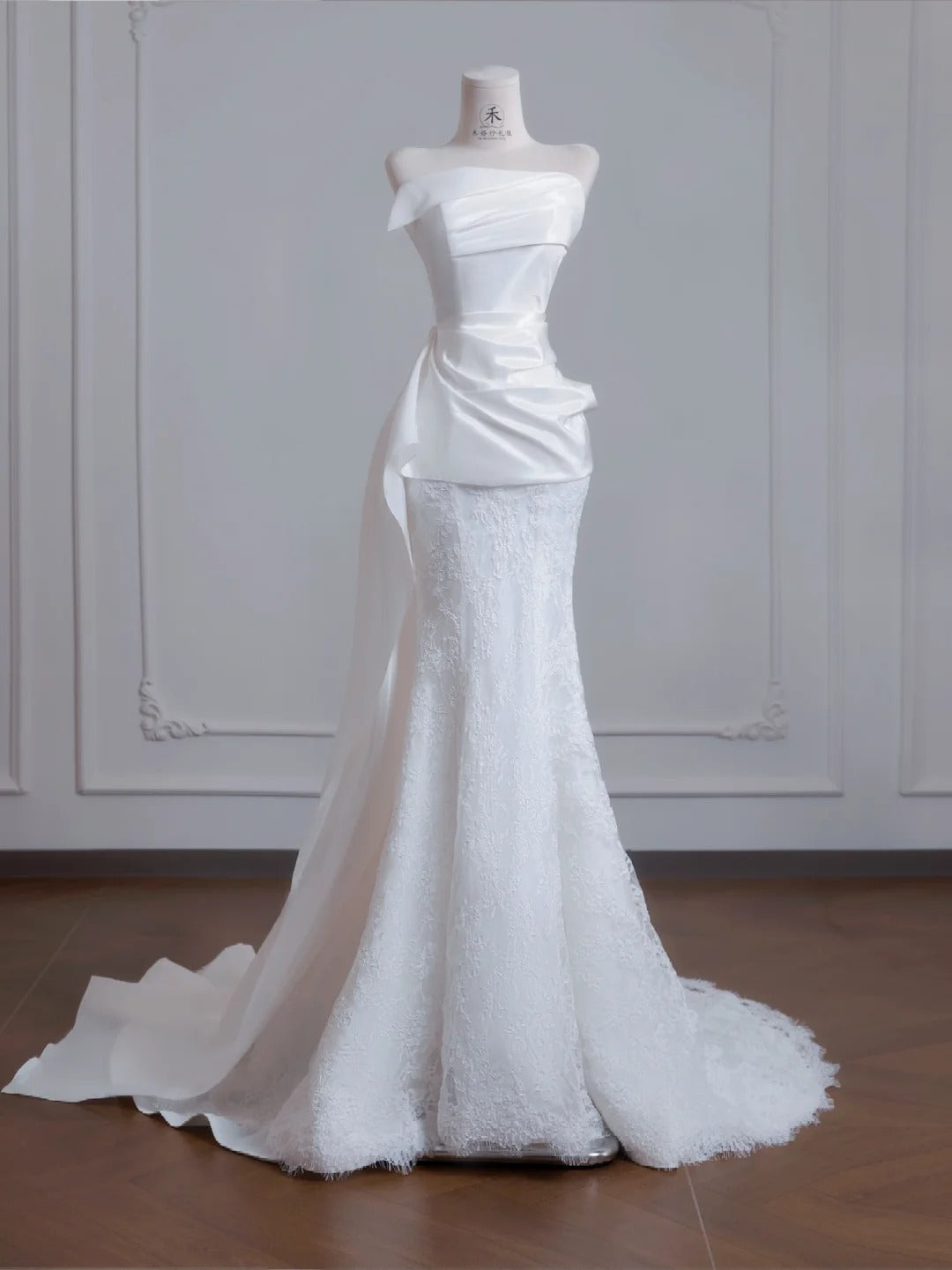 Vestido de novia blanco sin tirantes, de satén y encaje, con cola de sirena. Elegante vestido de fiesta largo ED02192