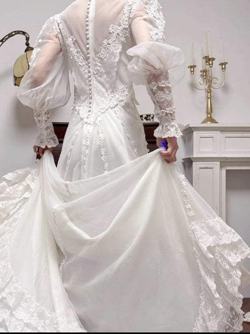 Elegante vestido de novia vintage de tul con escote en V, manga larga y apliques bordados ED02206