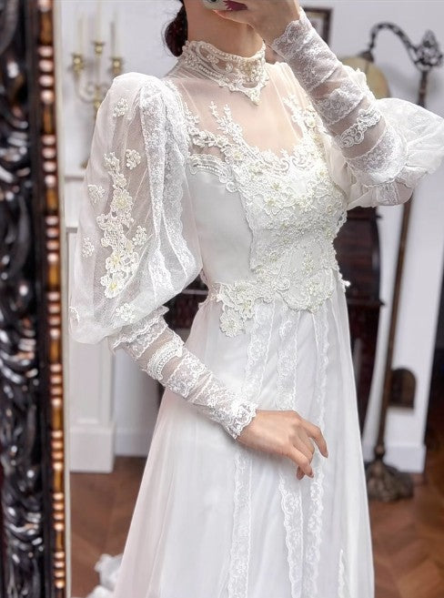 Vestido de novia vintage de tul con encaje, cuentas y cuello alto blanco, corte A, manga larga, ED02207
