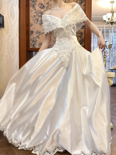Elegante vestido de novia vintage de satén con encaje y cuentas, color blanco perla real, hombros descubiertos, corte A, ED02210