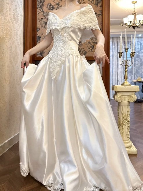Elegante vestido de novia vintage de satén con encaje y cuentas, color blanco perla real, hombros descubiertos, corte A, ED02210