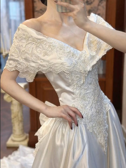 Elegante vestido de novia vintage de satén con encaje y cuentas, color blanco perla real, hombros descubiertos, corte A, ED02210